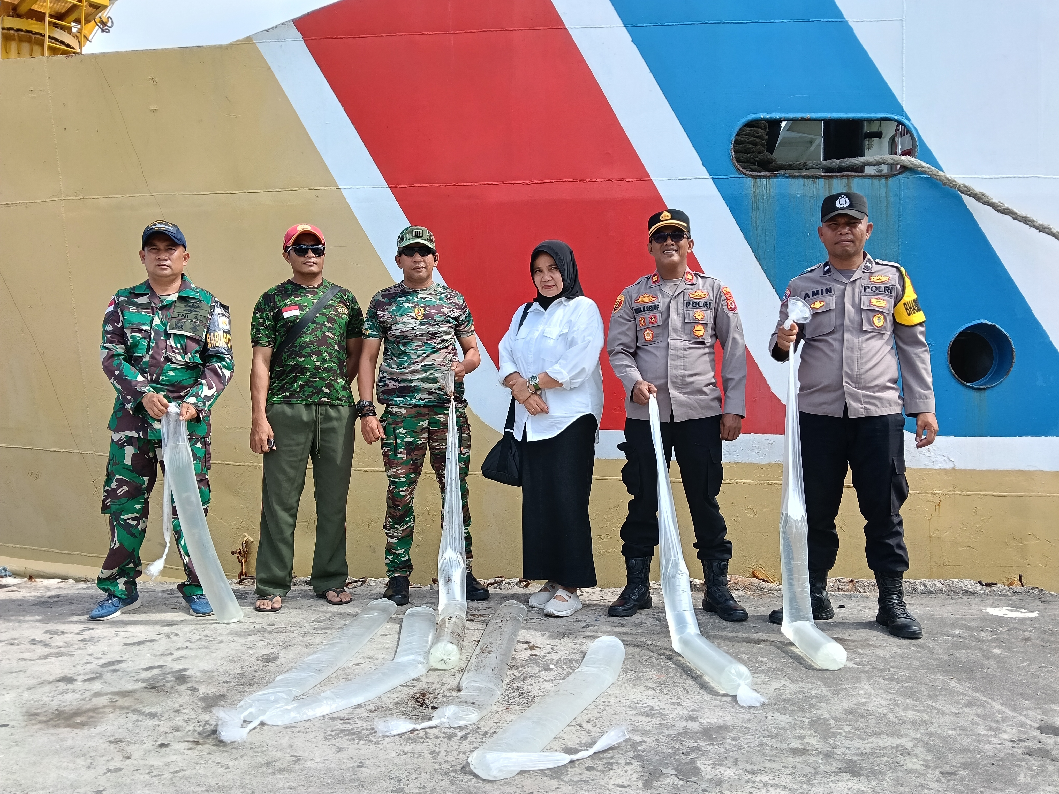 PERSONIL GABUNGAN TNI/POLRI GAGALKAN PEREDARAN MINUMAN KERAS (SOPI) DI PELABUHAN BANDA NAIRA